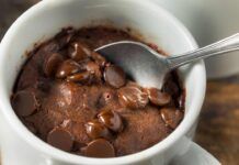 Brownies in tazza senza farina e senza forno, la versione tutta salute e tanto golosa da fare in 2 minuti, 130 kcal!