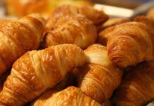 I cornetti li faccio io, anche meglio di quelli del bar e mi sono costati meno di 1 euro!