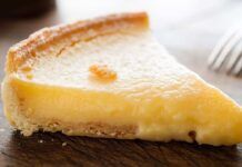 Crostata con crema di ricotta: sarà la frolla friabile o il ripieno delicato ma ci vogliono almeno due porzioni per dire basta! Crostata con crema di ricotta: sarà la frolla friabile o il ripieno delicato ma ci vogliono almeno due porzioni per dire basta!