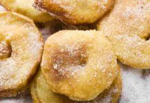 Donuts di mele si sciolgono in bocca, anzi in mano: dolci e buone come se fossero di burro, le mie merende sono sempre dolcissime Donuts di mele