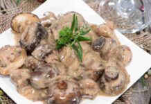 Funghi con la besciamella il contorno saporitissimo a prova di scarpetta sta bene con tutto Funghi con la besciamella a prova di scarpetta Ricettasprint