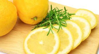Questo lo faceva anche mia nonna più di 50 anni fa, basta far bollire insieme limone e rosmarino