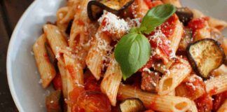 Metto insieme pomodoro e melanzane, ma li preparo così come li fa sempre mia suocera - RicettaSprint