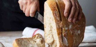 Non buttare via il pane raffermo, è uno spreco inutile: fallo tornare morbido in 3 mosse - RicettaSprint