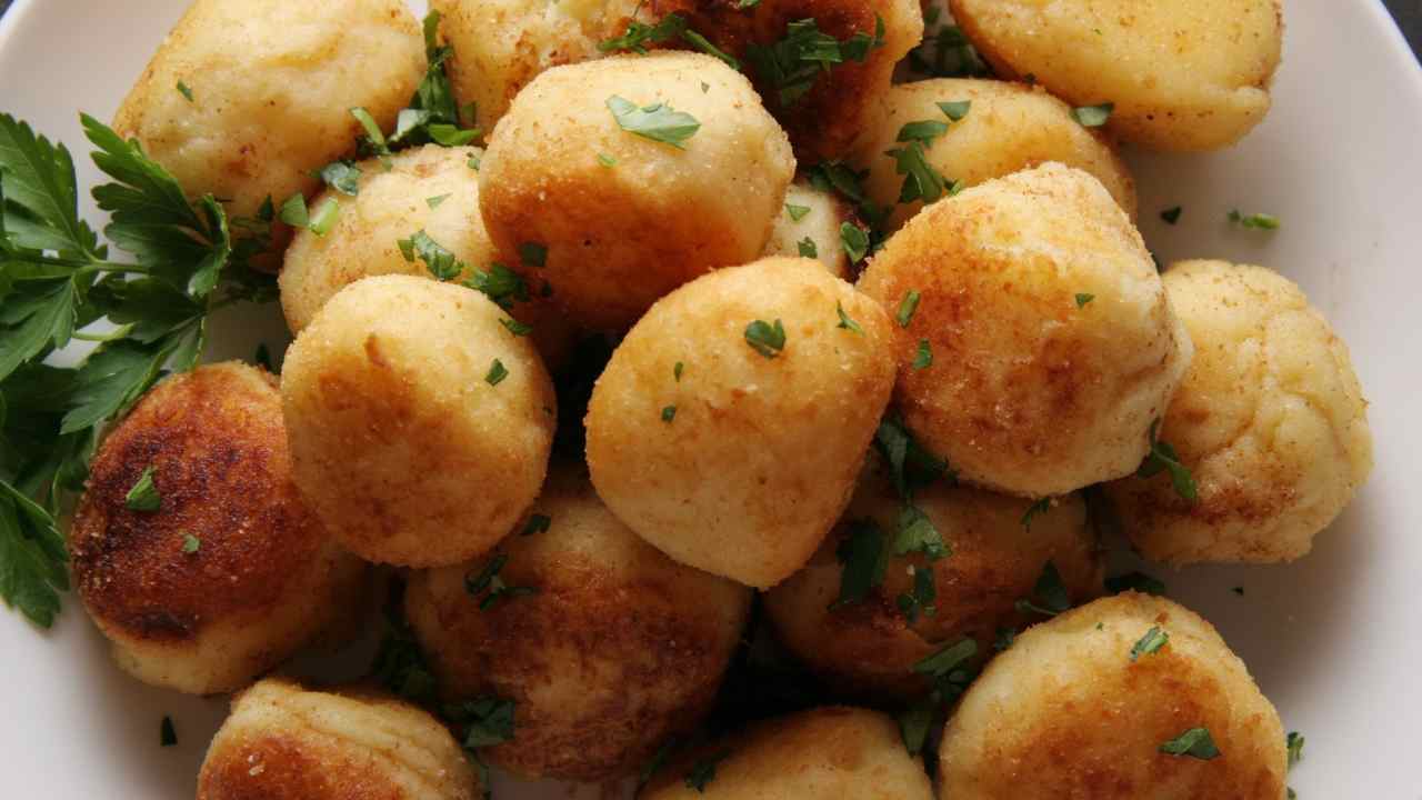 Polpette di patate croccanti e filanti cotte in friggitrice ad aria Ricettasprint