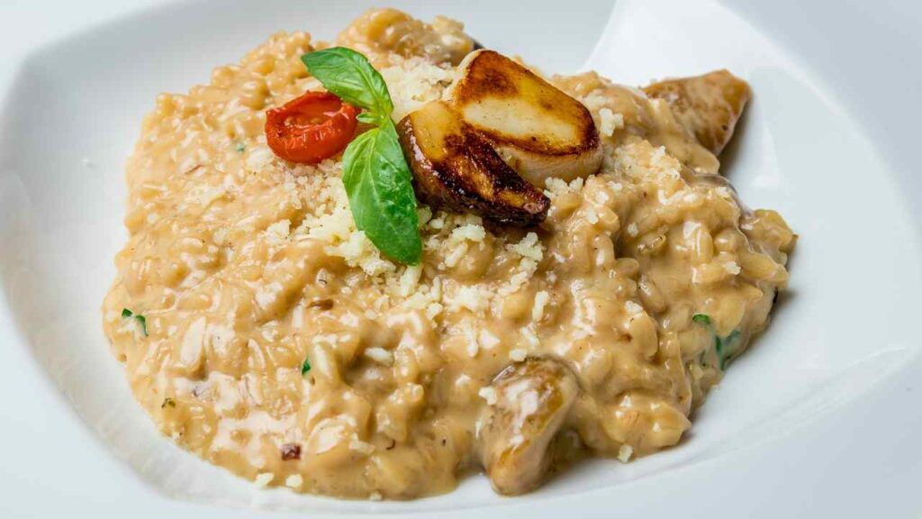 Se nel risotto ai funghi porcini ci metti questo formaggio, lascerai