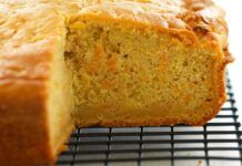 Sembra una torta mal cotta ma non lo è, per via delle carote che resta umida e super morbida, proprio come i dolci di una volta