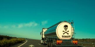Camion che trasporta sostanze tossiche