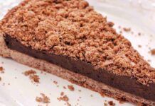 Torta sbriciolata di nocciole: l'impasto friabile e croccante con un tocco in più che lascia il ripieno cremosissimo!