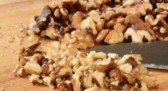 Con un po’ di noci tritate ho fatto dei biscotti che spaccano: croccanti e friabili uno tira l’altro