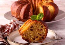 Una bella spremuta di arance, albumi montati e golose gocce di cioccolato: tutto ciò che serve per un ciambellone morbidissimo!