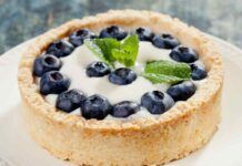 Ma si può mai preparare una crostata senza farina, burro e zucchero? Ebbene si, questa posso mangiarla tutti giorni, solo 100 kcal!