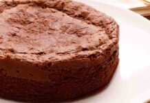 Torta al cacao, la faccio il lunedì e resta morbida fino al venerdì, solo albumi e nient’altro, per la dieta è perfetta! Torta al cacao, la faccio il lunedì e resta morbida fino al venerdì, solo albumi e nient'altro, per la dieta è perfetta!
