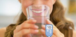Una donna che beve acqua