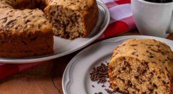 Per una colazione energetica e gustosa devi preparare il ciambellone al caffè e cioccolato, non sai cosa ti aspetta