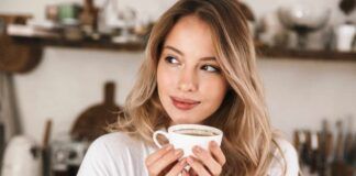 Una donna che sorseggia del caffè