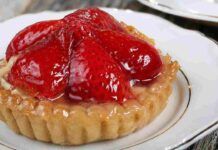 Ma quale buffet di dolci, io non compro nulla, preparo dei vassoi di crostata e alle fragoline e altro che pasticceria Crostatine alle fragole