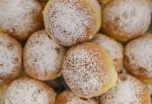 Se proprio devi fare uno strappo alle regole, prepara come me i mini bomboloni caldi alla crema: spaccano! Mini bomboloni caldi