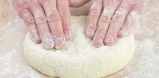Avevo proprio voglia di pizza, ma a casa era finito il lievito, quindi l'ho preparata lo stesso ma così - RicettaSprint