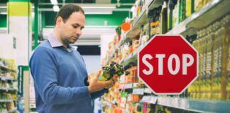 Un uomo che esamina della merce al supermercato