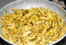 Ti ci vogliono solo 2 cimaroli e 2 spicchi di aglio, prepari una padellata di carciofi in 10 minuti da paura Ti ci vogliono solo 2 cimaroli e 2 spicchi di aglio, prepari una padellata di carciofi in 10 minuti da paura