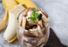 Ultimi scampoli di stagione, prendo una banana e un po’ di gelato che ho in freezer e guarda che dessert ti preparo