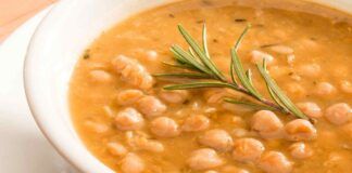 Zuppa di ceci nella pentola a pressione