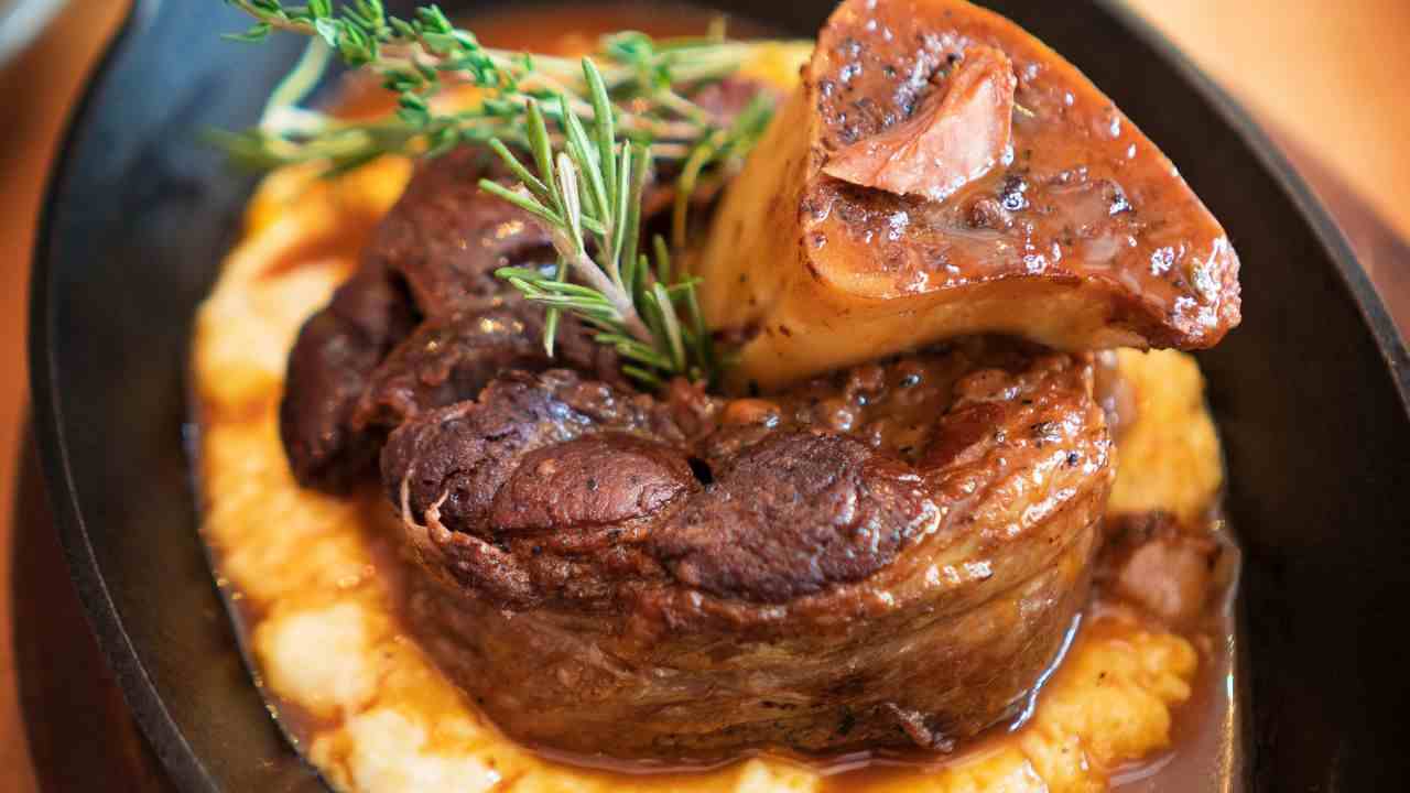 Ho preparato l'osso buco in pentola, ed è venuta fuori una specialità, così tenero, succulento e saporito non l'hai mai mangiato!