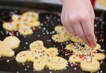 La pasta frolla dei biscotti non è la stessa delle crostate, io lo so perché a Natale regalo scatole di biscottini: vuoi sapere come si fa? pasta frolla dei biscotti