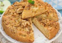 Torta di mele al latte caldo e noci: non ha la solita consistenza questa puoi mangiarla col cucchiaino!