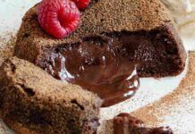 Invece dei tortini dal cuore caldo ecco la versione maxi: ne faccio una torta cremosa che devi mangiare appena sfornata! Torta dal cuore caldo: la versione maxi dei tortini cremosi da mangiare appena sfornati!