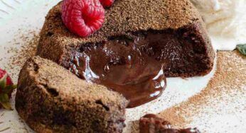 Invece dei tortini dal cuore caldo ecco la versione maxi: ne faccio una torta cremosa che devi mangiare appena sfornata!