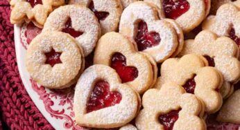 A Natale non possono mancare a colazione i biscotti Linzer profumati e dal sapore rustico, difficile resistergli