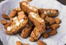 Biscotti alle mandorle di Natale - RicettaSprint