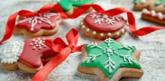 Biscotti decorativi per l'albero alla vaniglia