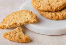 Sono a dieta ma non rinuncio alla mia bella colazione con biscotti da inzuppo. Li faccio di avena così sono leggeri Biscotti di avena