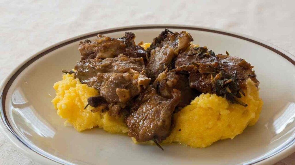Bruscitt con polenta: un piatto tradizionale che riscalda il cuore e la ... Bruscitt con polenta: un piatto tradizionale che riscalda il cuore e la ...