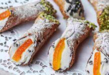 La farcia dei cannoli è un procedimento che va seguito attentamente, se vuoi farla come in Sicilia La farcia dei cannoli Siciliani