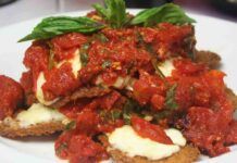 Più buona della parmigiana, preparale così le melanzane, nonostante siano croccantissime puoi farci anche la scarpetta Melanzane fritte al pomodoro e mozzarella Ricettasprint