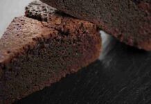 Una stecca di cioccolato fondente, un buon bicchiere di vino rosso: ma se provassimo a trasformarli in una torta? Torta con cioccolato fondente e vino rosso