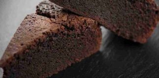 Torta con cioccolato fondente e vino rosso