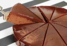 Torta fatta con la cioccolata calda, venuta male