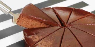 Torta fatta con la cioccolata calda, venuta male