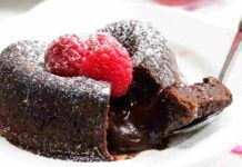 Il tortino cuore caldo non può mancare nemmeno a Natale, provalo subito così e salvi la merenda Tortino cuore caldo - RicettaSprint