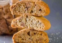 Nei cantucci mettici nocciole e gocce di cioccolato e spacchi sicuro: pensa se li regali a Natale, successo assicurato