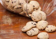 Biscottini super crunchy che ti salvano la merenda, ormai non ne posso più far e a meno Biscotti con gocce di cioccolato - RicettaSprint