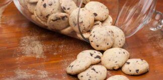 Biscotti con gocce di cioccolato - RicettaSprint