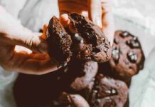 Biscotti con 3 ingredienti, la merenda perfetta pronta in 10 minuti Biscotti morbidissimi al cioccolato - RicettaSprint