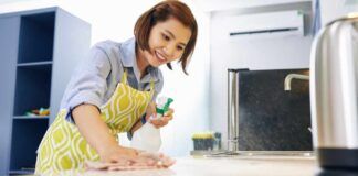 Donna pulizia cucina