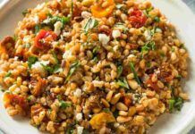 Da quando uso il farro perlato per preparare la mia insalata ho svoltato: mangio bene, mi nutro con gusto e ho smaltito tutti i bagordi delle feste Insalata fresca con il farro perlato